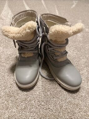 Sorel Gray Lace-Up Winter Boots with Cream Shearling